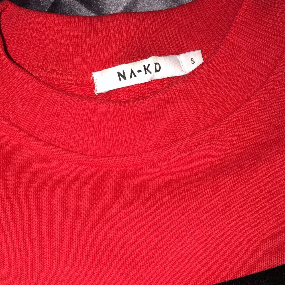 En röd sweatshirt med svart tryck där det står ”keep it simple or don’t” tröjan är oversized men går även att stoppa in i tex byxorna. Använt 1 gång, som nyskick. Nypris 300 kr. Tröjor & Koftor.