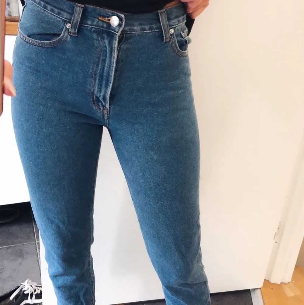 Säljer mina snygga mom jeans som är inköpta på bikbok för 600. Men tyvärr inte kommer till användning. Storlek M. Jeans & Byxor.