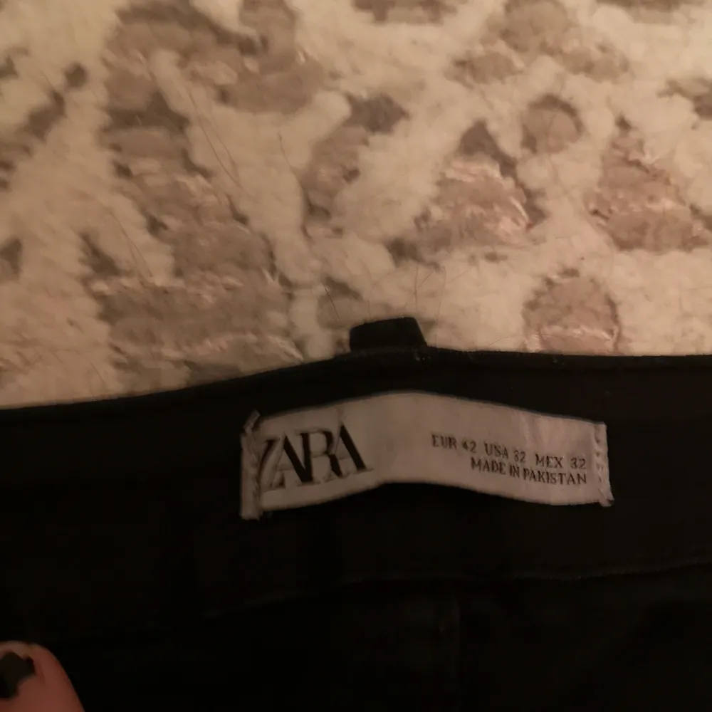 Svarta jeans från Zara i storlek 42.. Jeans & Byxor.