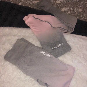 gymshark set  - superfint gymshark ombre set i seamless 💞 storlek xs, mycket fint skick. har dock en liten fläck (bild 3) men syns knappt! 400 ink frakt!