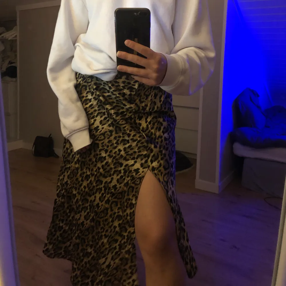 superfin leopardkjol från Zara i storlek XS. säljer pga att den är för liten för mig men den ärendets använd en gång så den är som ny. köparen står för frakten 🤍. Kjolar.