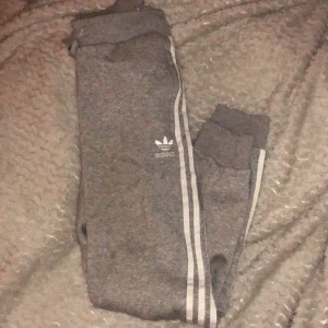 Adidas byxor  - Knappt använda byxor från adidas