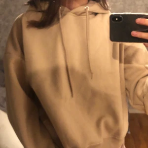 Beige hoodie  - Beige hoodie, super skön inuti. Lite oversized, inga fläckar typ använd en gång. Frakt är 59kr❤️