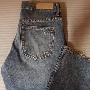 Helt nya, oanvända och väldigt populära mom jeans från bik bok. Säljer på grund av att de är för små. Slutsålda, frakt tillkommer. Kan mötas upp i Eskilstuna eller fraktas. Skriv Dm för mer bilder. Originalpris 600kr. 