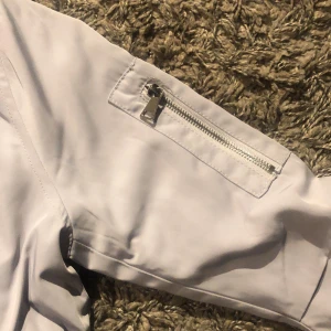 Bomber jacka - Ljus grå bomber jacka köpt på Megusto, storlek L men passar S och M. Säljer för att den är förstor för mig, i fint skick och knappt använd.