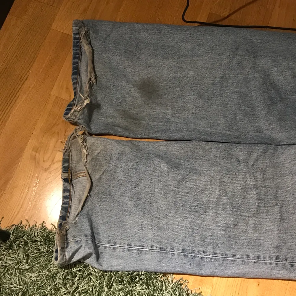 Ett par oversized jeans som har blivit aaningen för stora för mig, är annars sjukt bekväma. De är lite trasiga nertill eftersom de varit långa på mig (jag är 168). Själva storleken på jeansen är 28.. Jeans & Byxor.