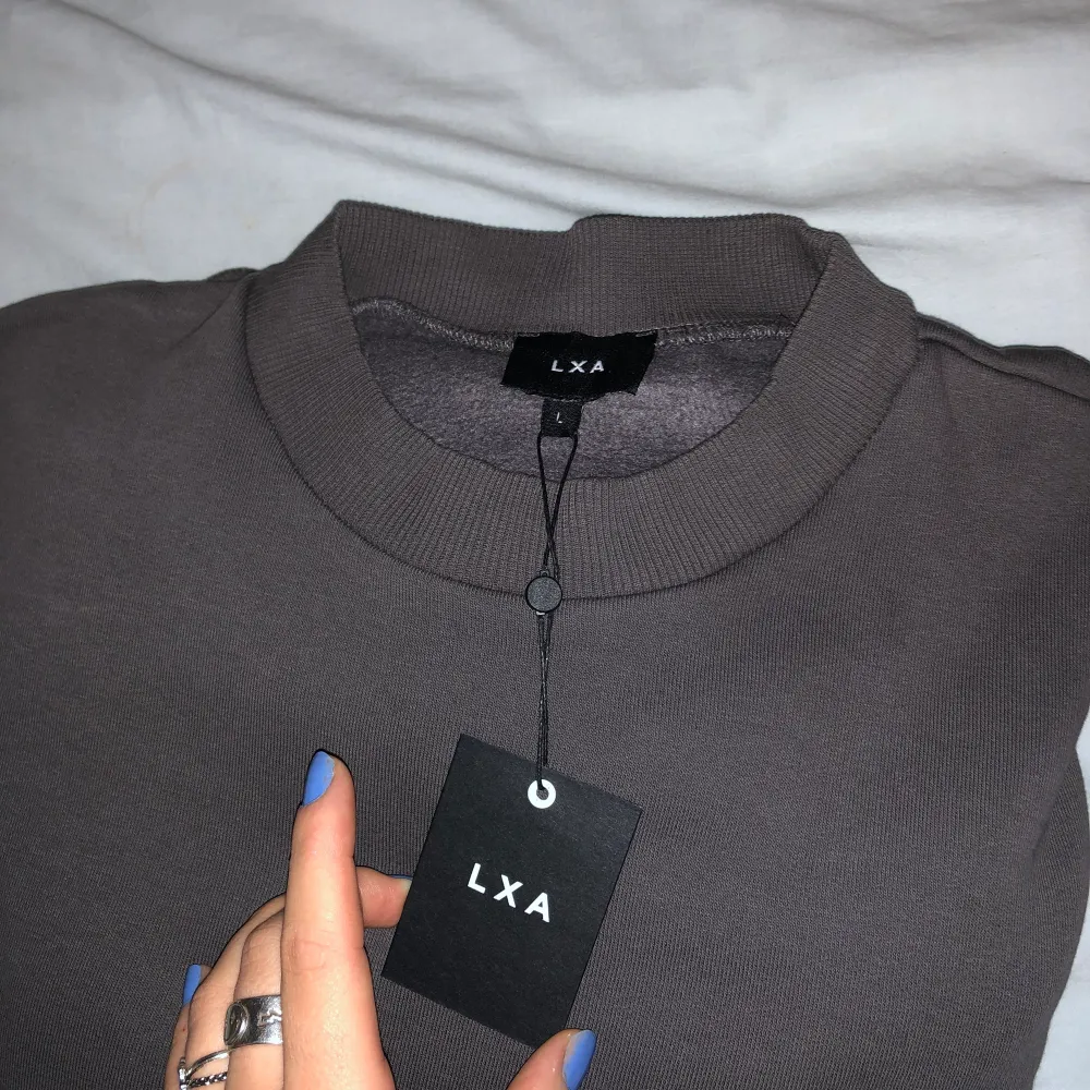 Säljer den slutsålda sweatshirten från Linn Ahlborgs klädesmärke, LXA THE LABEL. True to size men kan även passa dom som vill ha en oversized look. Den är endast testad och lägger upp detta samma dag som jag hämtade den!:)💜 budgivning!! Startar från 550kr. Tröjor & Koftor.