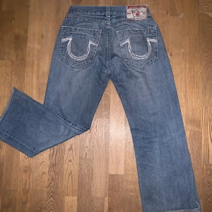 True religions - Asballa trueys . Säljer endast för att de ej kommer t användning längre:/ Skriv för fler bilder och om du har frågor❤️ budgivning på g! Avslutas 16/11 kl 12