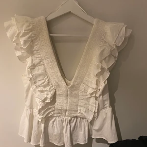Söt blus från h&m  - Slutsåld söta blus från h&m, säljer den då den inte kommer till användning längre, använd en gång och den är väldigt liten i storleken, jag är en 36/38 i vanliga fall men den här behövde jag ta i storlek 40, köpte för 299kr, säljer för 150kr skriv för mer bilder osv💞