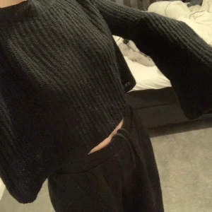 Stickad tröja  - Jätte fin och skön stickad tröja vid vidgade armar, använd några fåtal gånger💞 köparen står för frakt 