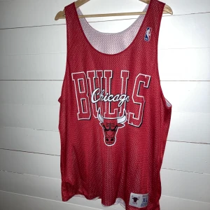 Chicago Bulls linne  - Säljer detta skit coola bulls linnet. Ganska stor storlek, men är skit snygg att ha över ex. en vit t-shirt! Går att byta håll & göra den vit. Kontakta mig gärna om du har några frågor eller vidare funderingar🤩💕