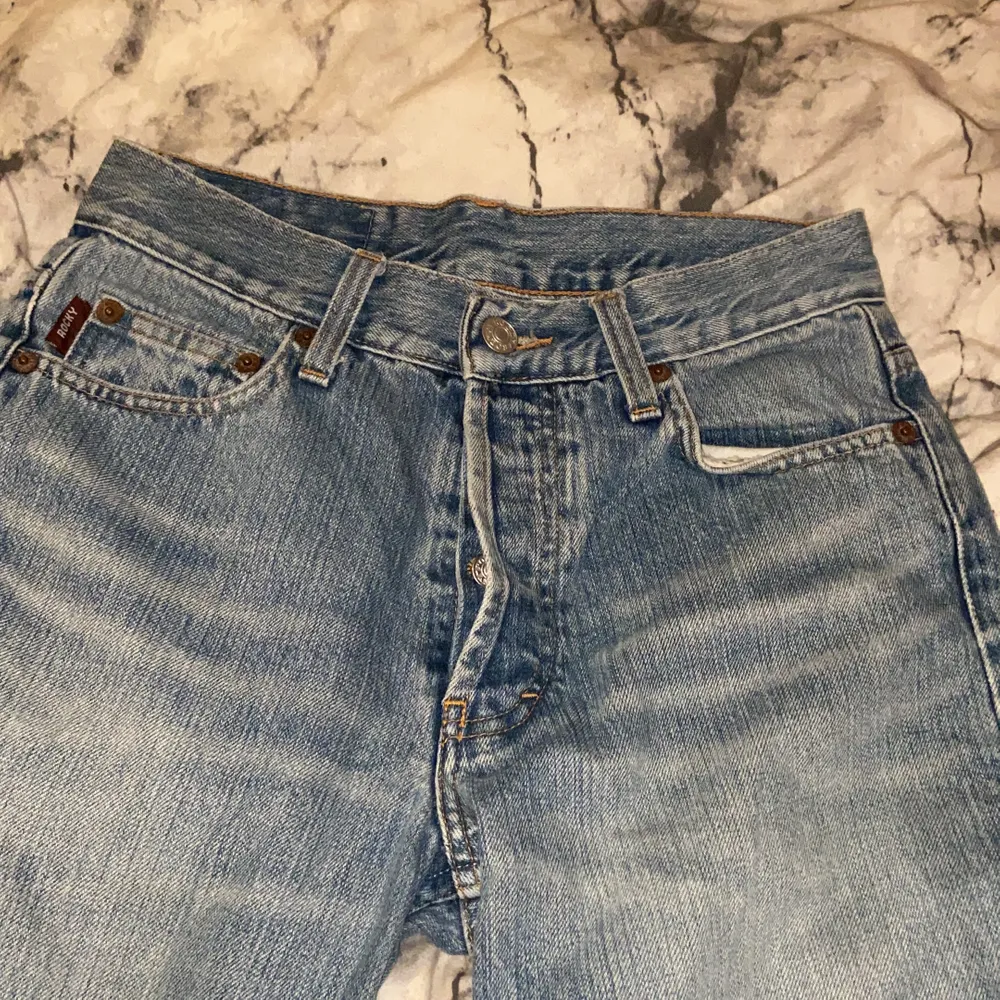 Fint skick! Storlek XS, säljes då de inte passar mig😚 Pris exklusive frakt💕 Jättesnygga🤩. Jeans & Byxor.
