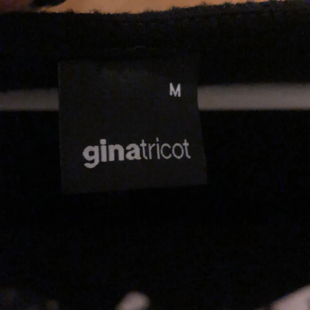 En jätte fin svart urringad tröja från Gina tricot st M aldrig använd i ett jätte fint sick helt ny tvättad med (du står för frakten)💞. Tröjor & Koftor.