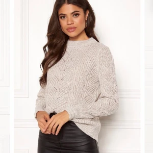 Mysig stickad tröja🤍 - Trendig stickad tröja från Object. Storlek Smal. Köpt för 359 kr men säljer den för 199kr. Aldrig använd, prislappen är kvar🤍