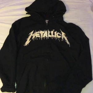 Metallica zip hoodie - Metallica ziphoodie i nyskick med nice passform och coolt tryck på ryggen köpt på punktshop för 500kr. Använd en gång, vid minsta fundering meddela mig ( frakten är inräknad i priset :)