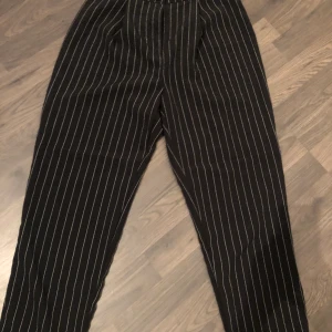 Randiga ”kostymbyxor” - Säljer mina randiga byxor från hm, säljs då jag ej fått användning för de. Endast testade. 