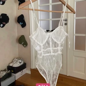 Vit body✨ - En vit body köpt här på Plick! Säljer för den ej va i min stil!💗 