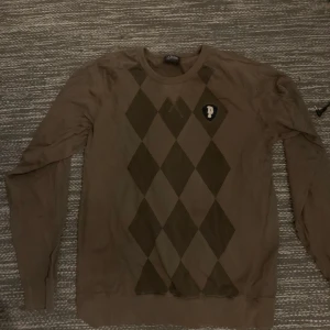 Grön vintage argyle sweater! - As snygg vintage crewneck/sweater från PeakPerformance!! As cool men kmr it till användning, trendig 😁❤️ sitter typ oversized om man har xs/s/liten m