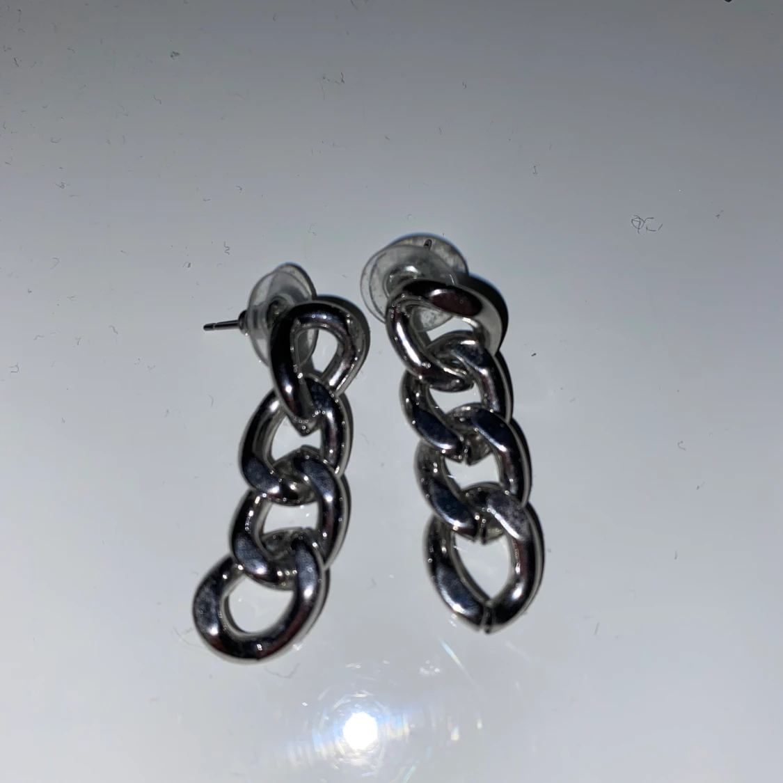 Silvriga kedjeörhängen - 91