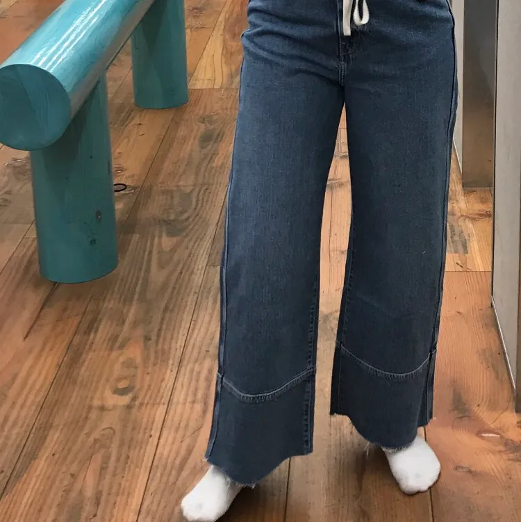 Säljer mina oanvända jeans köpta på weekday i london, modellen är ”Slack”. Jag är 169 cm å dem sitter bra i längden på mig:) . Jeans & Byxor.