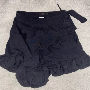 Kjol  - Kjol med inbyggda shorts, väldigt bekväm men tyvärr för liten för mig. Lite nopprig
