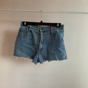 Jeansshorts i strl M,Skriv om du är intresserad eller undrar något💕