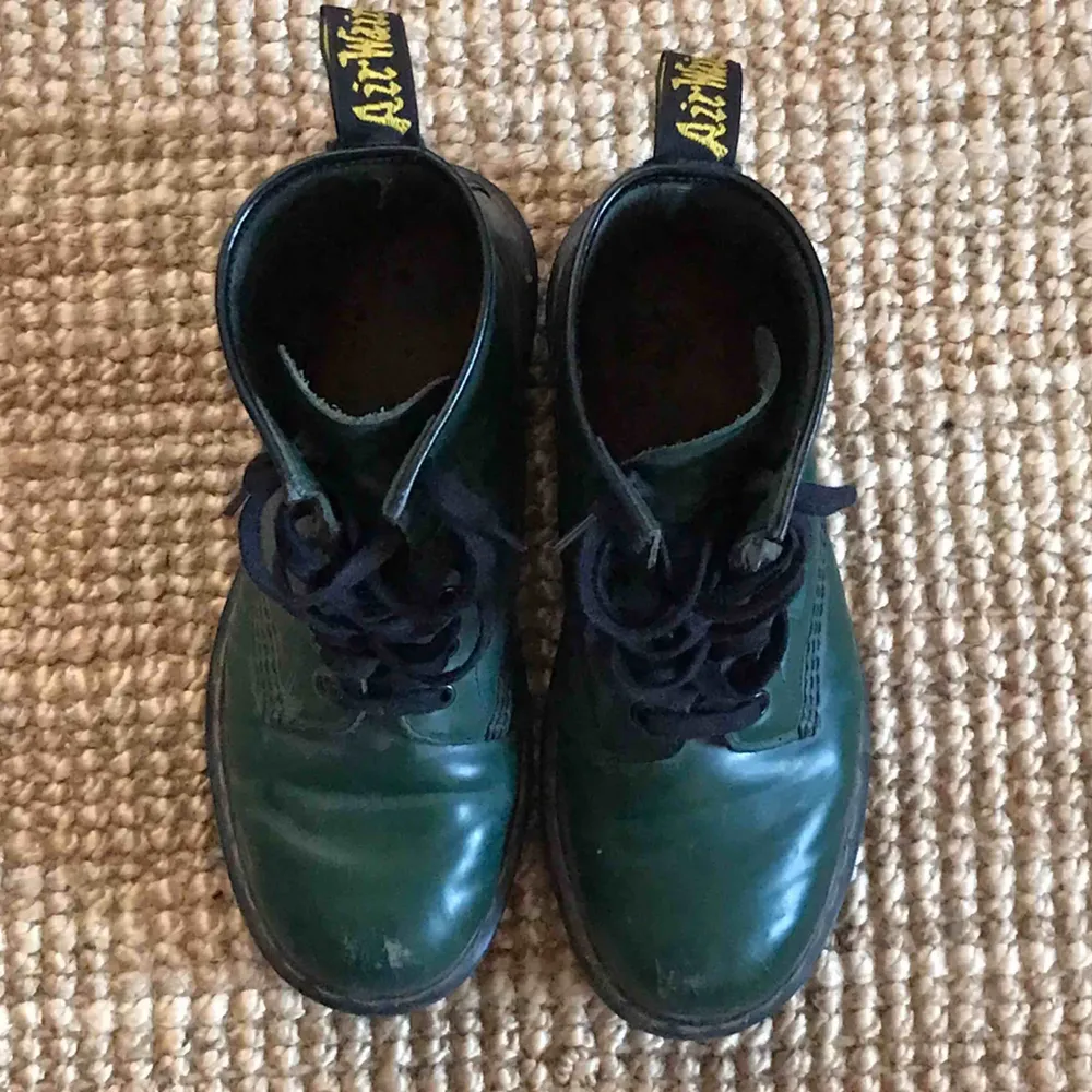 Underbara gröna Dr Martens. Bra skick. Helt perfekt slitna! Stl 39. . Skor.