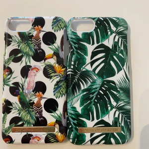 iPhone 7/8/SE -  2 stycken snygga skal från ideal of sweden! Båda skalen är i gott skick men lite trasiga vid kameralinsen (se bild 3) detta påverkar dock inte funktionen💕🏝 skalen passar iPhone 7/8 och nya SE! 65 styck eller båda för 120! Köparen står för frakten😊🥰