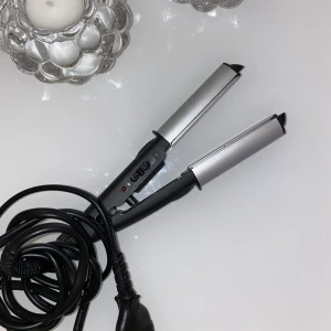 Mini plattång/locktång från Babyliss - Smidig mini plattång/locktång från Babyliss som lätt kan tas med utomlands osv. Den värms snabbt upp till 200 grader och har använts en del men är i gott skick och rengjord. Frakt tillkommer ❣️ 