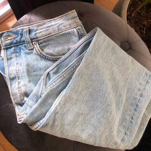 Ett par blå weekday jeans i storlek W24 L30! Knappt använda så väldigt bra skick! 