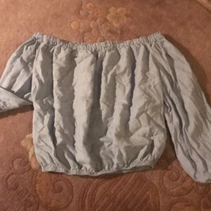 Off shoulder - Sjukt snygg! Babyblå färg, passar xs-s. Fint skick. Frakt betalas av köparen!