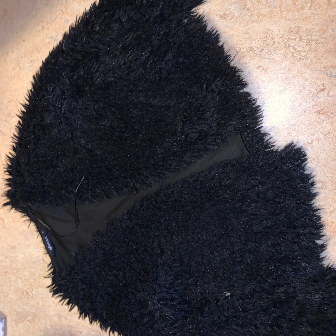 Fluffig jacka i svart 