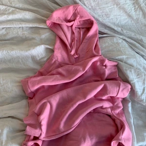 Cropad hoodie - Cropad hoodie ifrån Gina tricot. Helt oanvänd, jättemjukt material inuti! Köptes för 249.