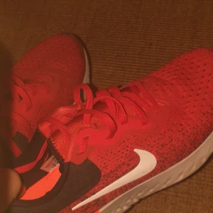 Nike skor  - Helt nya nike träningsskor köpta i fel storlek! Hör av dig för mer bilder ❤