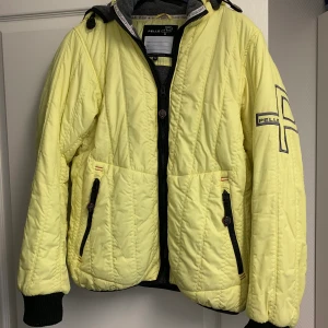 Pelle P jacka strl M - Varsamt använd damjacka från Pelle Pettersson i ljusgul färg. Nypris över 2000 kr.