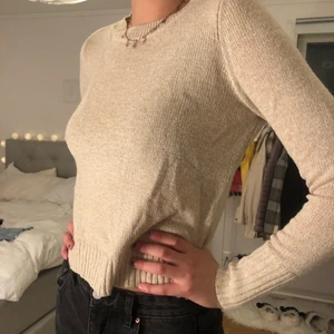 Stickad tröja - Säljer den här stickade tröjan från H&m i en fin beige färg!💞💕