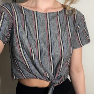 Fin långrandig tröja  - Såå snygg och skön tröja köpt på beyond retro! Bra skick 🐬