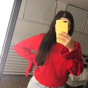 Stickad tröja Strl M - Stickad varm tröja från NAKD i storlek M med detaljer vid ärmarna. Använd några få gånger och kommer inte längre till användning. Tröjan är i nyskick.                                                Ordinariepris: 299 kr                                                                   Köparen står själv för frakten 