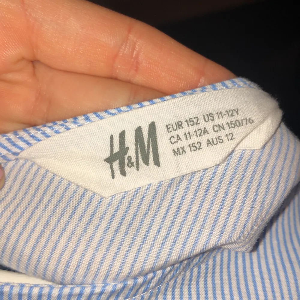 En klänning från H&M som endast är använd ett fåtal gånger. Säljer pga för liten för mig🌸❤️ köparen står för frakten✉️📪 Blå randig klänning med små söta körsbär på🍒 Mycket bra skick!. Klänningar.