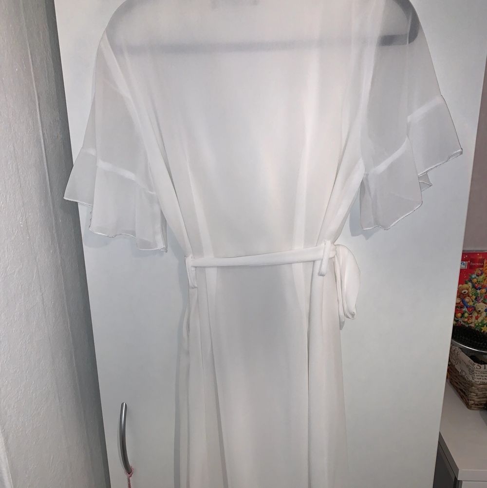 En superfin vit klänning från sisterspoint endast använd en gång. Säljer den då den inte kommer till användning. . Klänningar.