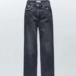 Zara jeans - Säljer mina jeans från zara. Dem är aldrig använda endast testade 💕💜