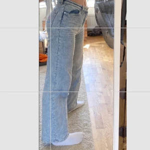 jeans - säljer dessa snygga jeans från monki, kommer ej till användning längre. har dock målat detaljen på fickan där bak själv, köp direkt för 150, gratis frakt❤️