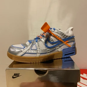 Nike Rubberdunk Off white - Tjaa! Säljer dessa helt nya rubberdunk off white dunks☔️Hör av er om ni har några funderingar🪐