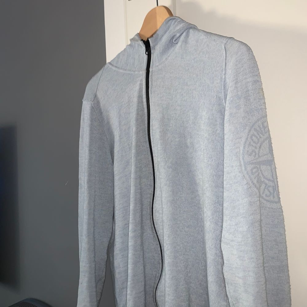 Tjo. Säljer min Stone Island hoodie som är i nyskick då jag inte riktigt har den typ av stil längre. Den har använts lite till och från men är i nyskick eftersom jag varit otroligt försiktig med den. Köpt ny för 3000:- . Huvtröjor & Träningströjor.