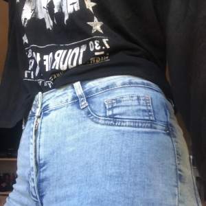 Ett par snygga jeans från Gina tricot, säljer för 170kr +frakt📦 sitter lite tajt på mig som är 175cm. Skriv vid frågor!💙
