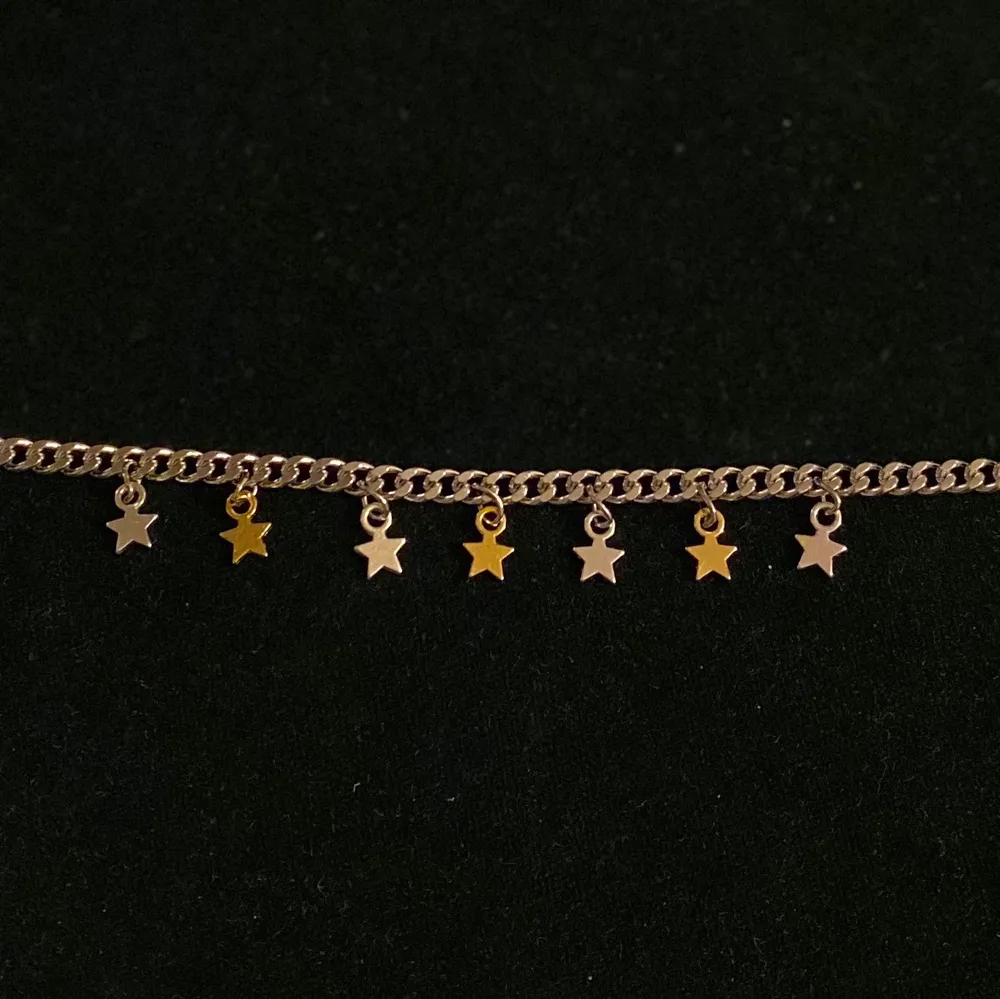 Handgjort halsband i silver med guld & silver stjärnor💘 Frakt 11kr🥰 Fler smycken på insta @sthlm.jewelry💜. Accessoarer.