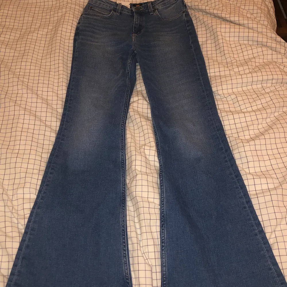 Säljer ett par fina utsvängda lee jeans som aldrig kommit till användning där av jeansen är lite lite för korta då jag är 169, inga slitningar alls och lappen sitter fortfarande kvar jätte bra kvalitet, köpta för 1059kr W27 L31, jätte bra passform. Jeans & Byxor.