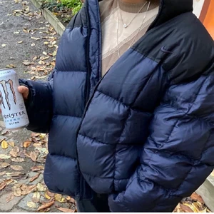  overaized Nike jacka  - Budgivningen slutar på fredag, buda med minst 20kr. Högsta bud: 1350💗En superfin Nikejacka som jag har köpt här på plick men som tyvärr inte var det jag sökte😕.  ops bilderna är lånade från förra ägaren, modellen är 156cm💕