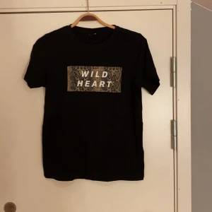 T-shirt Gina tricot  - Svart t-shirt från Gina tricot! Storlek M pasta bra på xs/s också❤️ 50kr+frakt