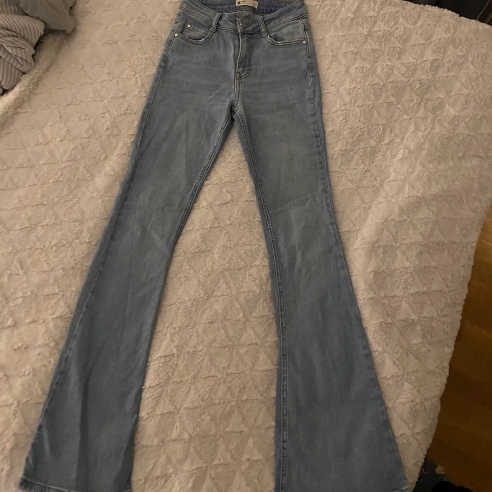 Säljer dessa bootcut jeans från ginatricot. Endast använda ett fåtal gånger. Köpta för 399kr och säljs för 100kr + frakt. Fraktar endast. Jeans & Byxor.
